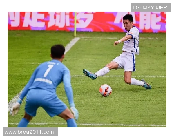 深圳足球队中路突破的优势与不足分析及未来发展方向探讨