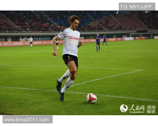 足球明星背后的奋斗与荣耀:从草根到巅峰的传奇旅程 足球明星背后的奋斗与荣耀:从草根到巅峰的传奇旅程