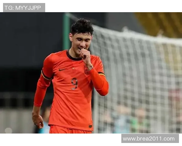 足球明星携女友出席盛典引关注甜蜜互动成焦点